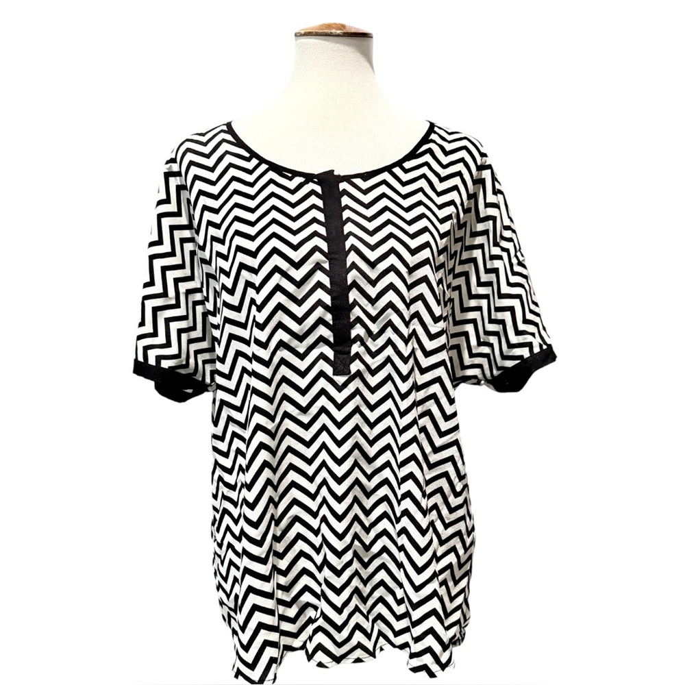 Mitani Black and Off-White Chevron Top, Short Sleeved Size XL